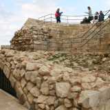 ...imbattendoci nel Bastione Santa Maria, postazione d�artiglieria in parte distrutta sulla quale sono posti dei cannoni in ferro